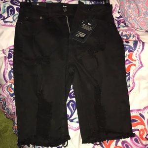 Cute ripped black mid thigh shorts